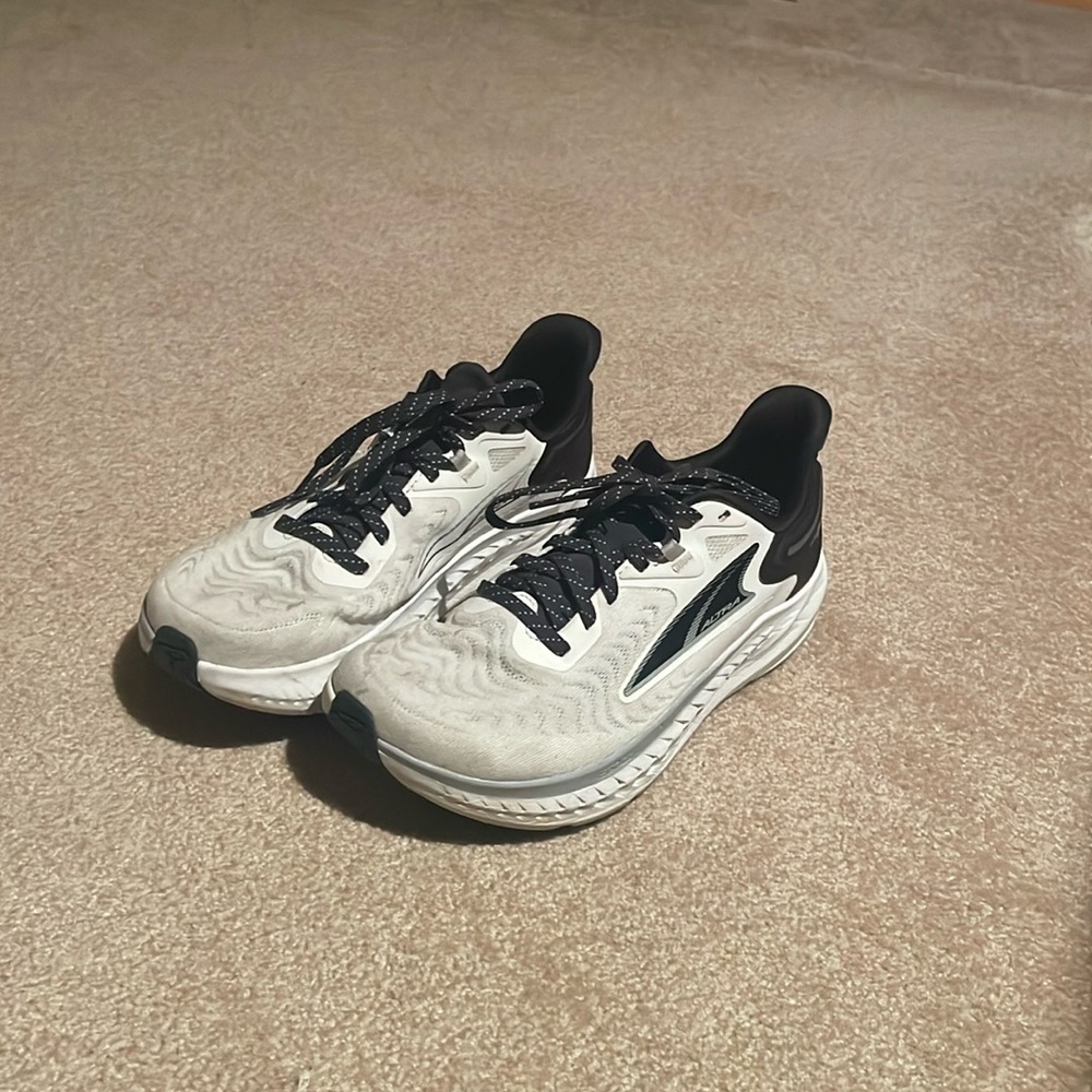 Altra torin 7, women’s 9. Barely worn.